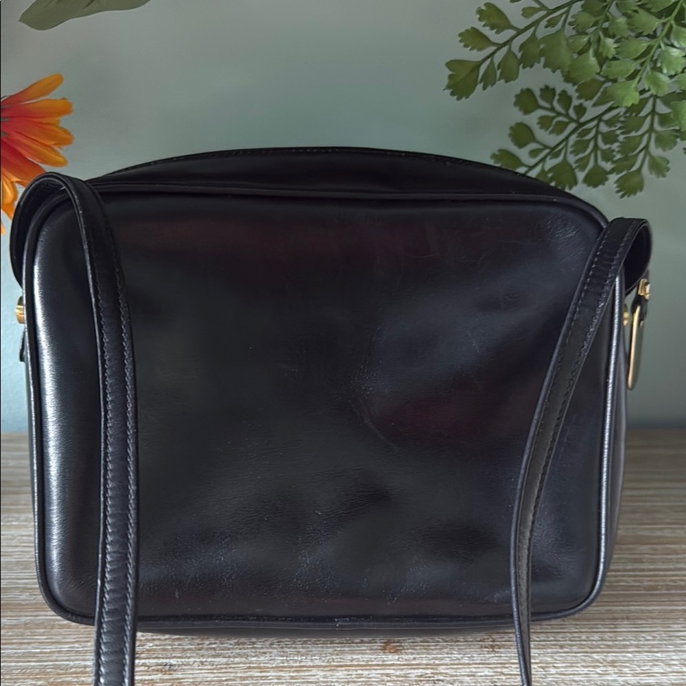 Gucci Black Leather vintage crossbody Bag with Gold-Tone Hardware - Picture 4 of 15